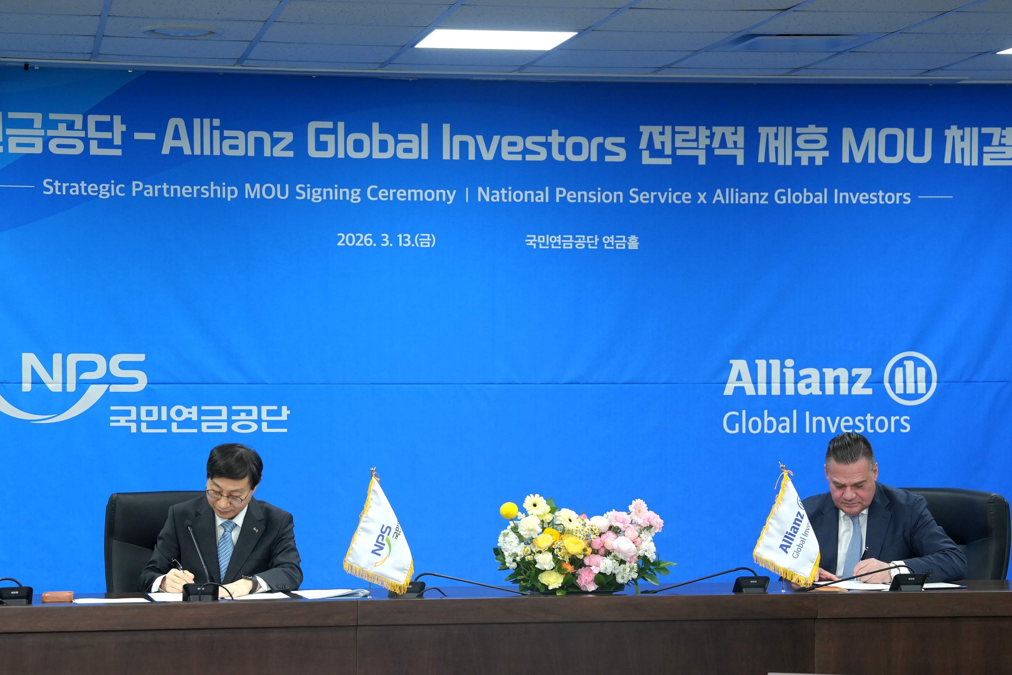 Sung joo Kim, Chairman of the National Pension Service (left) and Tobias Pross, CEO of Allianz Global Investors (right), signing the MOU at NPS headquarters in Jeonju on March 13