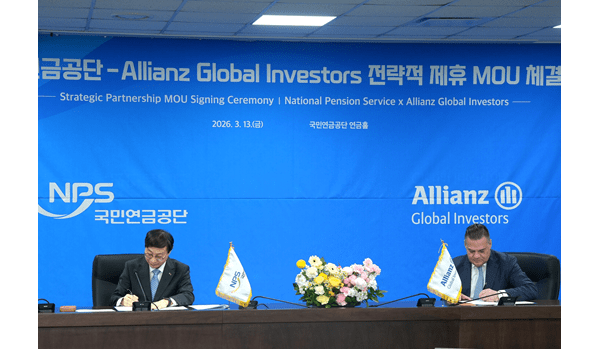 Sung joo Kim, Chairman of the National Pension Service (left) and Tobias Pross, CEO of Allianz Global Investors (right), signing the MOU at NPS headquarters in Jeonju on March 13